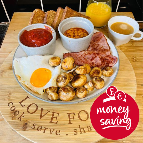 Slimming World member homemade cooked breakfast. Text reads moneysaving.