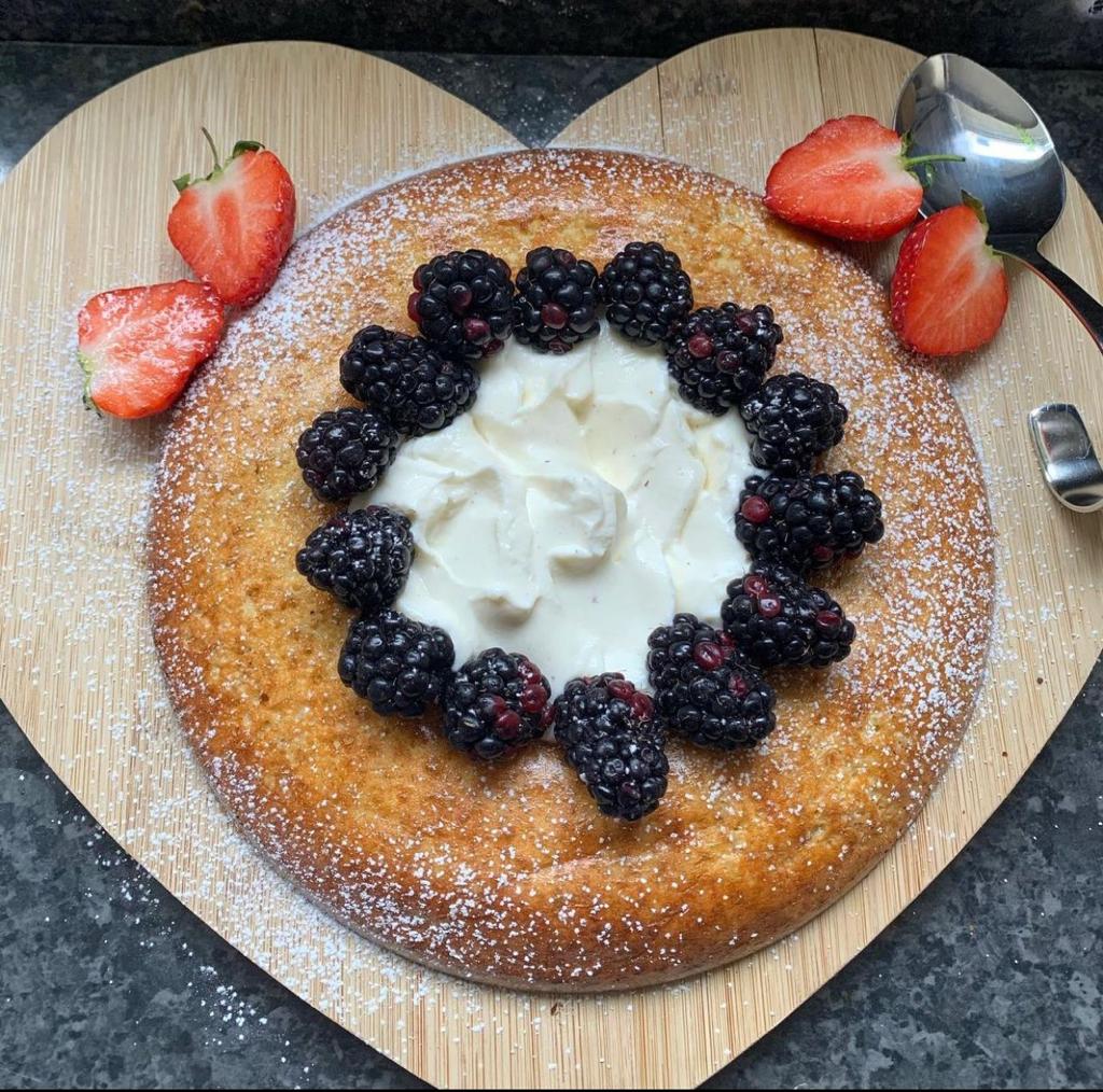 Sponge cake filled with cream and blackberries